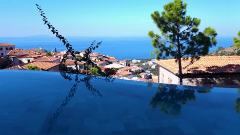 La-Piscina-Infinita-Del-Hotel-De-Lujo,-Con-Vista-Al-Mar-Azul,-Y-El-Complejo-De-Piedra:-El-Epítome-De-La-Opulencia-Y-La-Relajación.