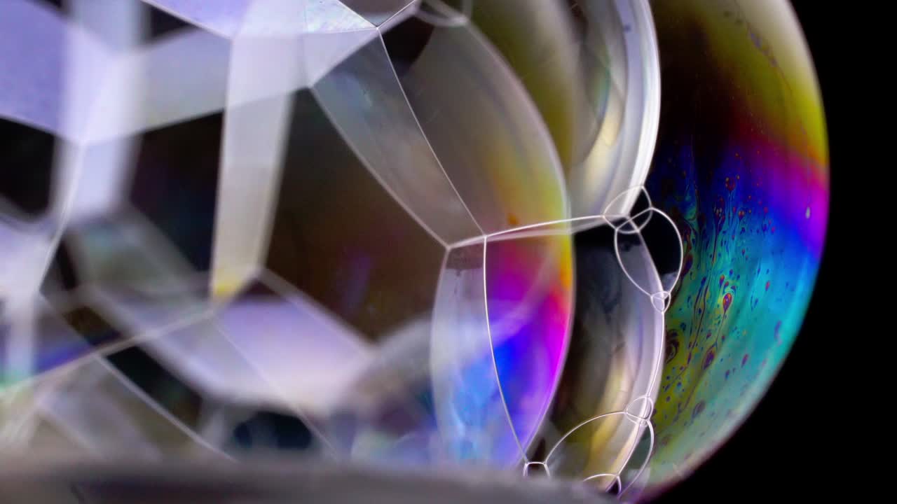 결정성 비누 거품의 질감은 다채로운 범위를 가지고 있습니다.