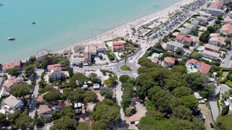 Tomada de drone inclinada revelando a praia em Saint-Cyr-sur-Mer, no Mediterrâneo.