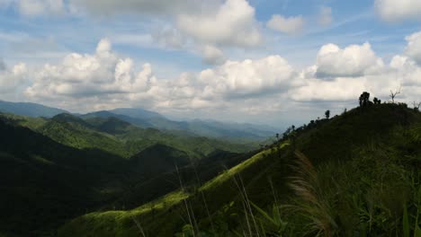 Las-Nubes-Que-Se-Mueven-Y-Arrojan-Sombras-Sobre-Las-Montañas-Es-Un-Lapso-De-Tiempo-Tomado-De-Una-De-Las-Cordilleras-Más-Altas-Del-Parque-Nacional-Mae-Wong,-Al-Norte-De-Tailandia