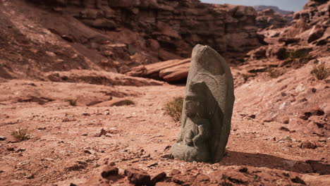 antigua estatua en el desierto de las rocas