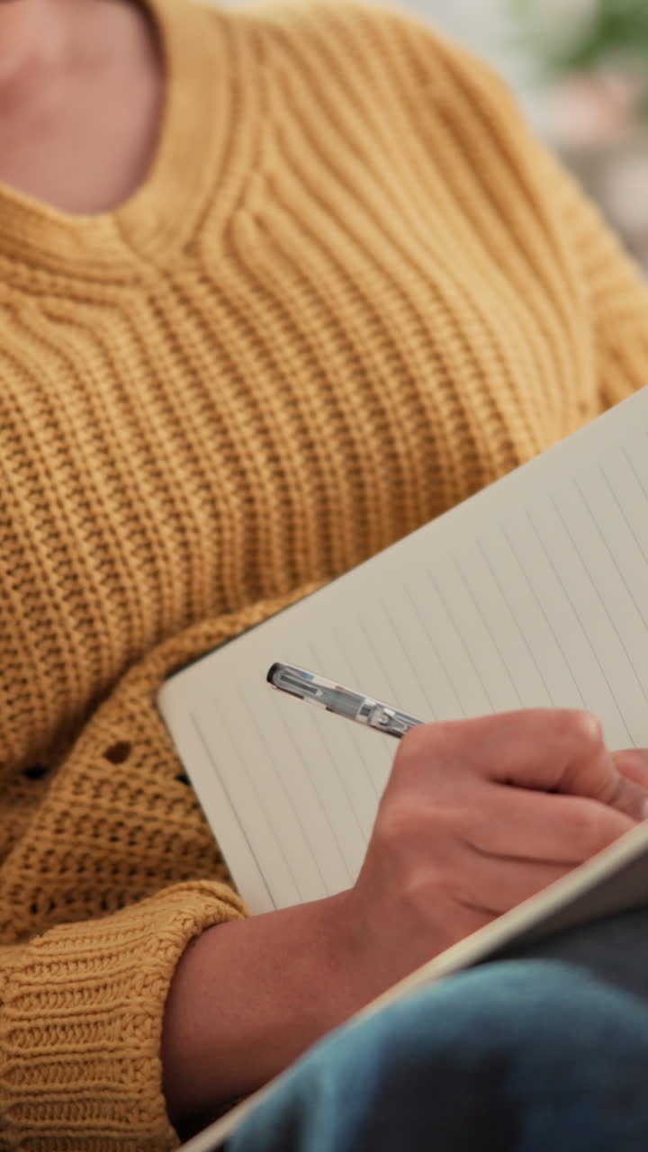 scrittura donna in un notebook
