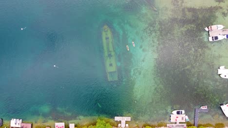 vista de arriba de un naufragio en la bahía de colpoys, bahía georgiana, península de bruce, ontario, canadá