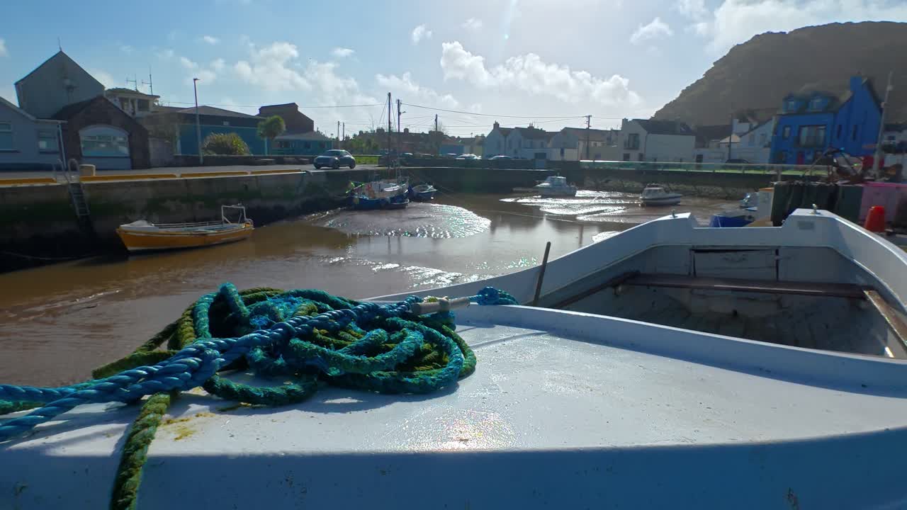 Passage East, Waterford, Irlanda, vista da aldeia sobre um barco de pesca do porto no início da primavera