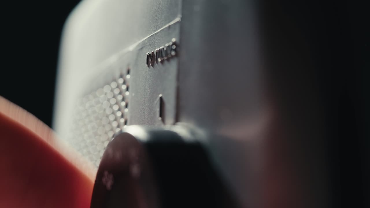 tv retro, televisión vintage en una configuración nostálgica, una tv retro muestra grano en la pantalla, dispositivo aterrador de la noche de halloween bueno para la llave de croma y la pantalla verde. imágenes de alta calidad 4k