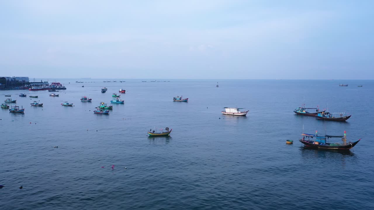 베트남 붕따우 선착장 주변에 정박한 어선의 긴 공중 공개