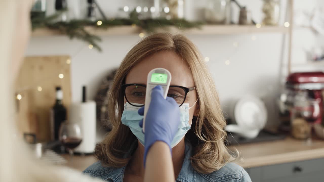 vídeo en primer plano de un termómetro sin contacto utilizado para comprobar la temperatura