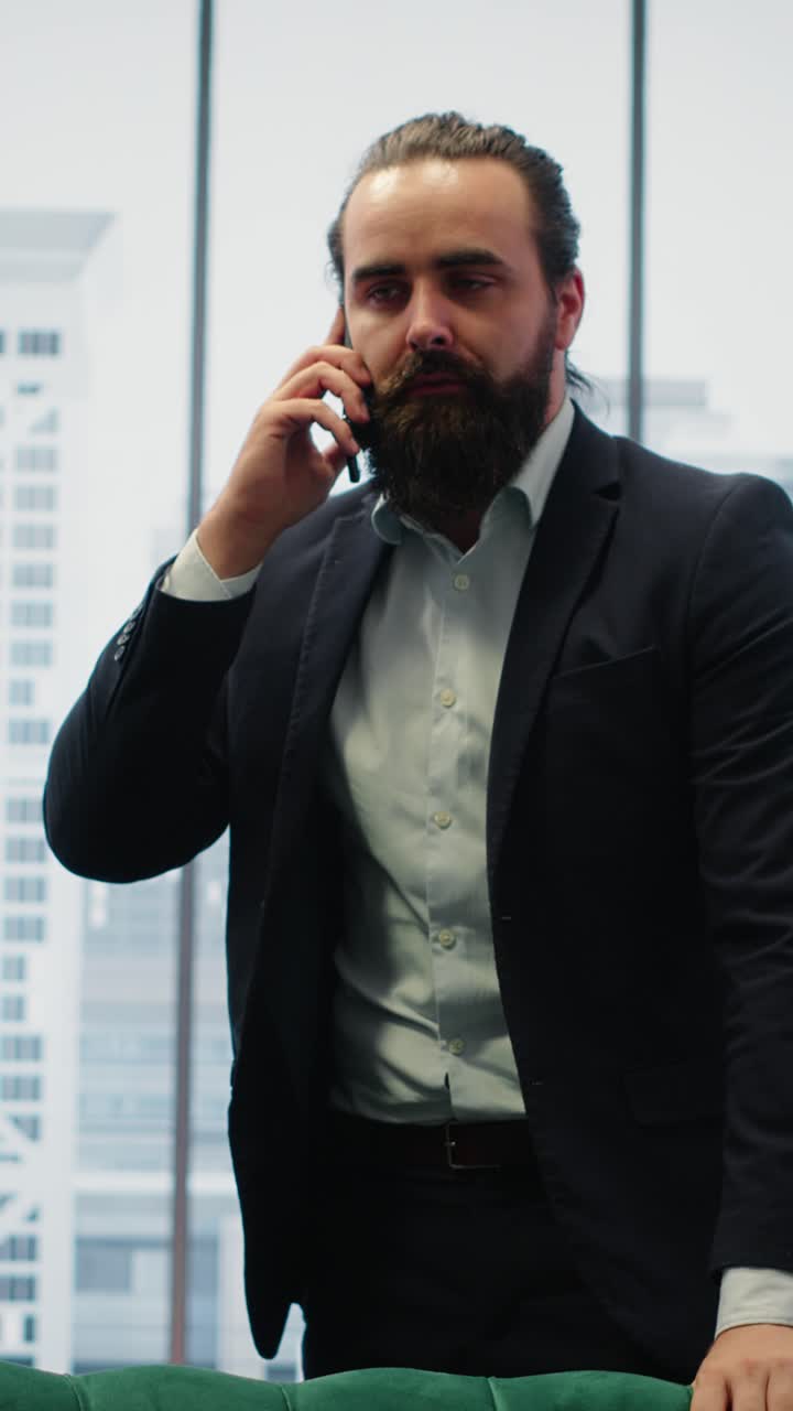 Video verticale: CEO uomo che gestisce una conversazione con il consiglio consultivo tramite telefonata.