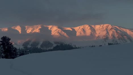 Scenic-View-Of-Mountain-Peaks-And-Snowy-Forest-During-Sunset-On-Road-To-Gulmarg-In-Kashmir,-India