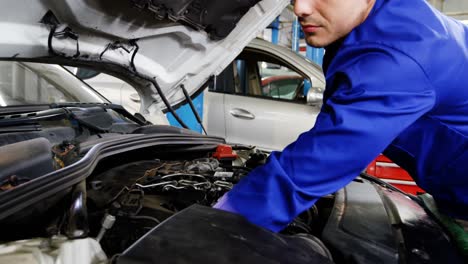 mecánico de mantenimiento de un motor de automóvil