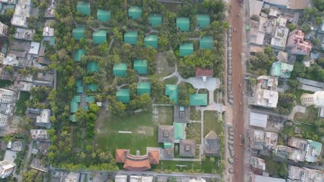 Video-De-Drones-De-4k-De-Una-Ciudad-Rural,-Edificios-Y-Vehículos