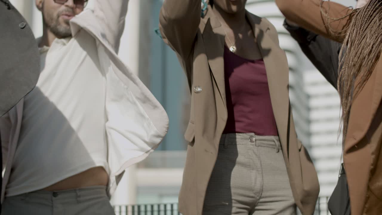 cámara lenta de diversos socios comerciales juntando las manos