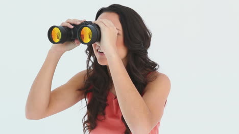 chica usando sus binoculares