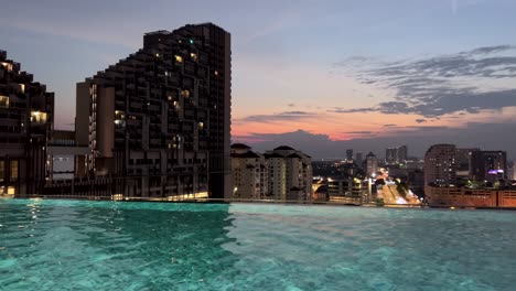 espectacular puesta de sol en la piscina infinita en el lujoso destino de viaje de malasia, melaka - una escapada tropical inolvidable