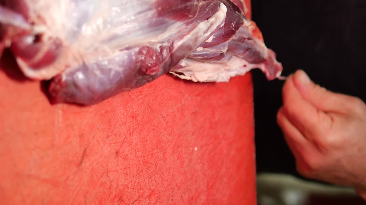 carne cruda su un tavolo da taglio