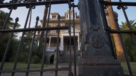 Establishing-shot-of-historic-home-in-the-East-End-district-on-Galveston,-Island-in-Texas