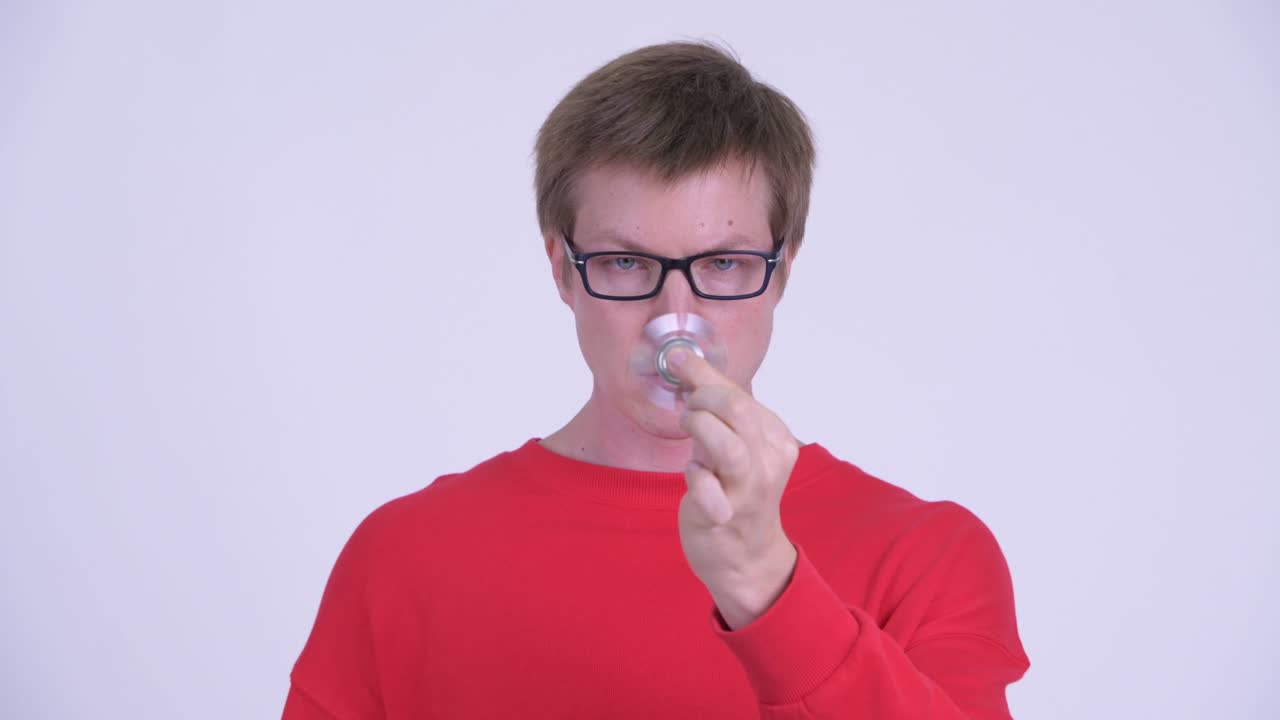 젊은 잘생긴 남자의 스튜디오 촬영