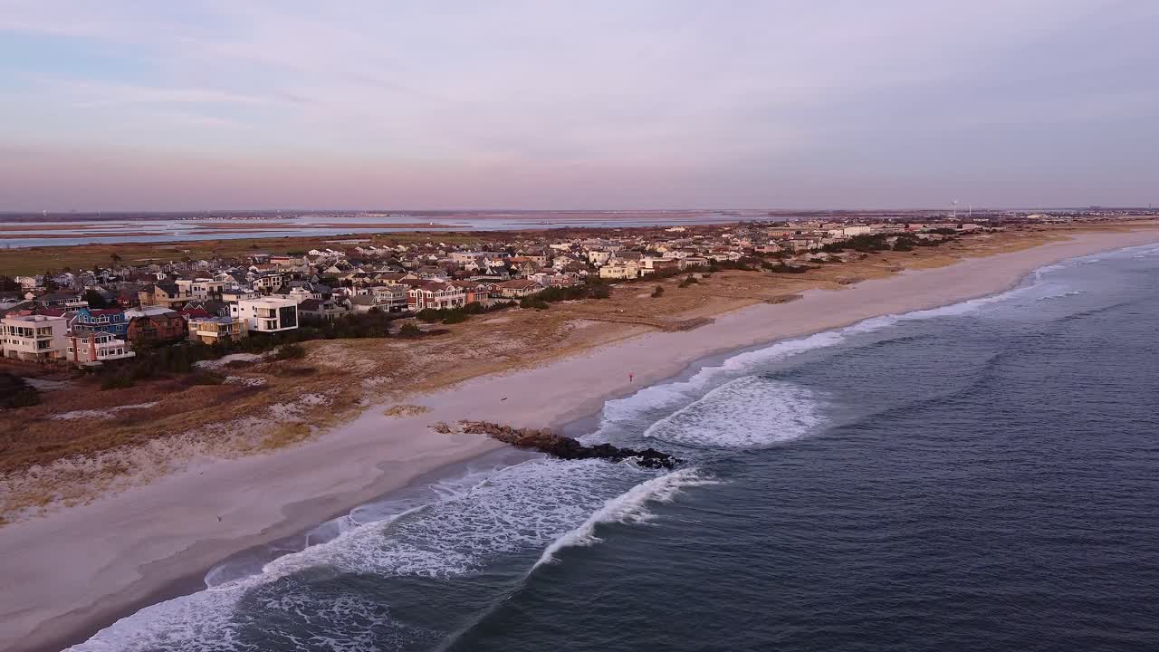 Vista aerea al tramonto della zona residenziale di Lido Beach a Long Island, New York