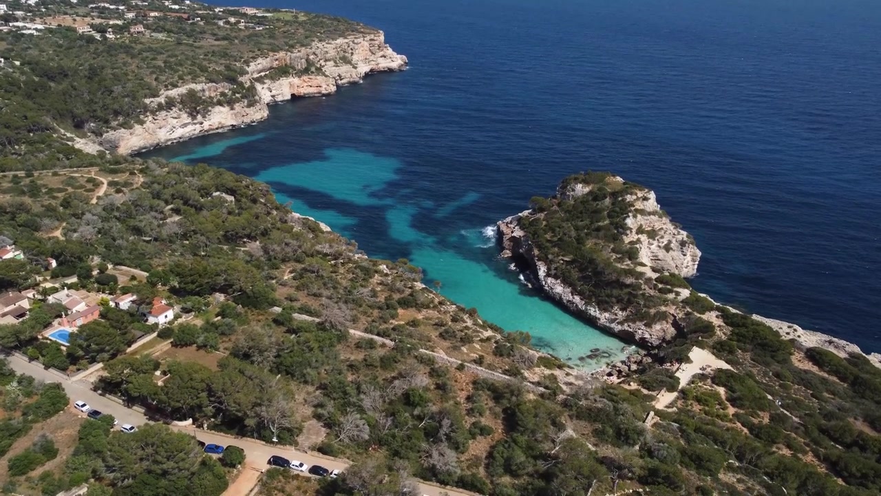 Drone flyver mod naturskønne Caló des Moro, en afsidesliggende badebugt med turkist vand, Mallorca.