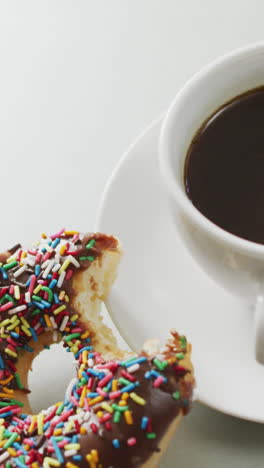 video de rosquillas con glaseado y una taza de café sobre un fondo blanco