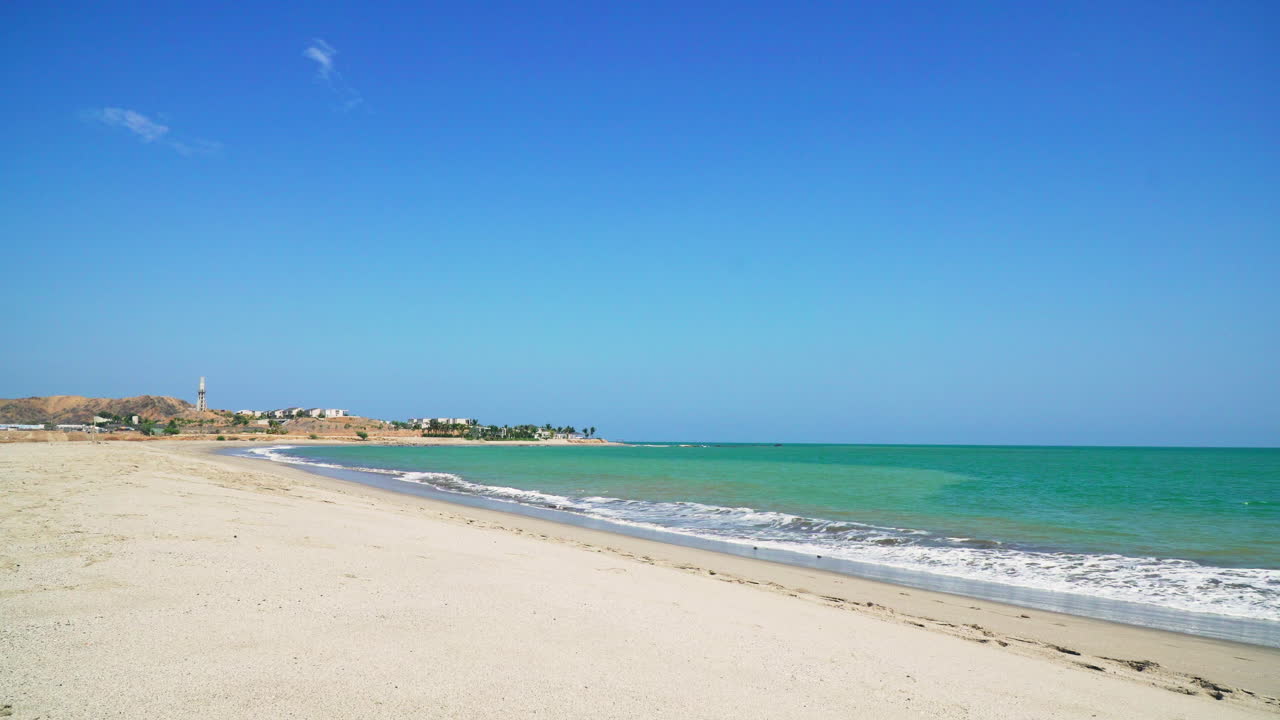 화창한 날 페루 툼베스의 화려한 조리토스 해변, 푸른 바다와 에메랄드 바다의 조수가 해안을 강타