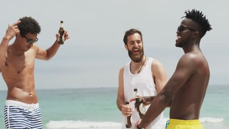 grupo de amigos de raza mixta bailando juntos en la playa 4k