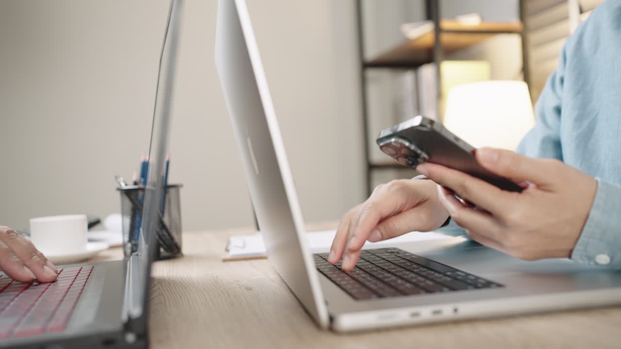 fotografía de cerca de las manos de una mujer de negocios escribiendo en el teclado de una computadora portátil para buscar información, soporte de comunicación en línea, investigación de mercadotecnia, informe de negocios en el escritorio de la oficina por la noche.