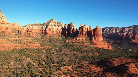 Vista-Aérea-De-Las-Pintorescas-Rocas-Rojas-De-Sedona,-Formaciones-De-Arenisca-Y-Valle,-Arizona,-EE.UU.