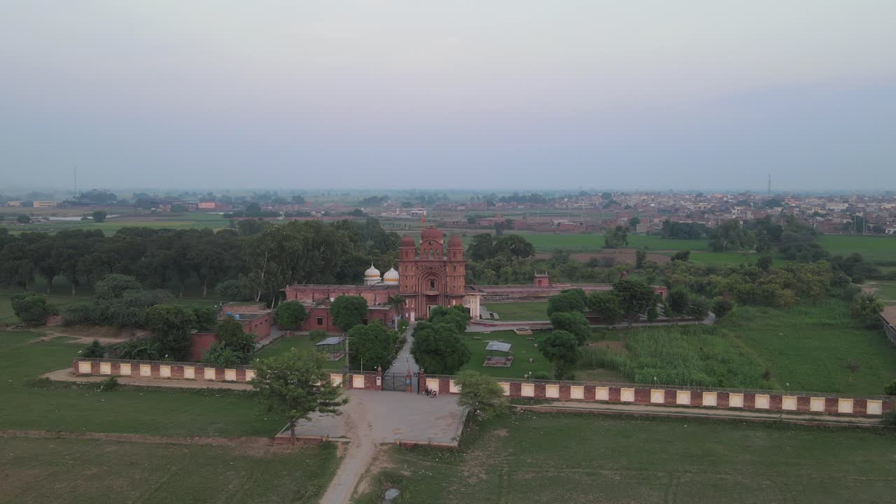 vista de drones de gurdwara rori sahib ubicado en un pequeño pueblo llamado eminabad en punjab, pakistán
