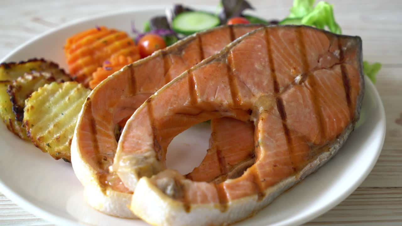 Filete de salmón a la plancha con verduras