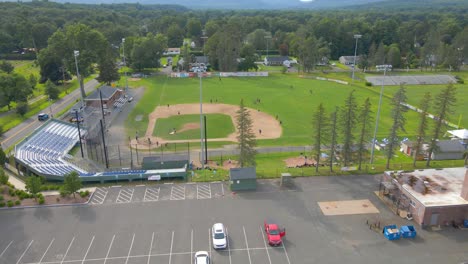 Volar-Alrededor-De-Un-Campo-De-Béisbol-En-Un-Día-Soleado-En-Un-Dron