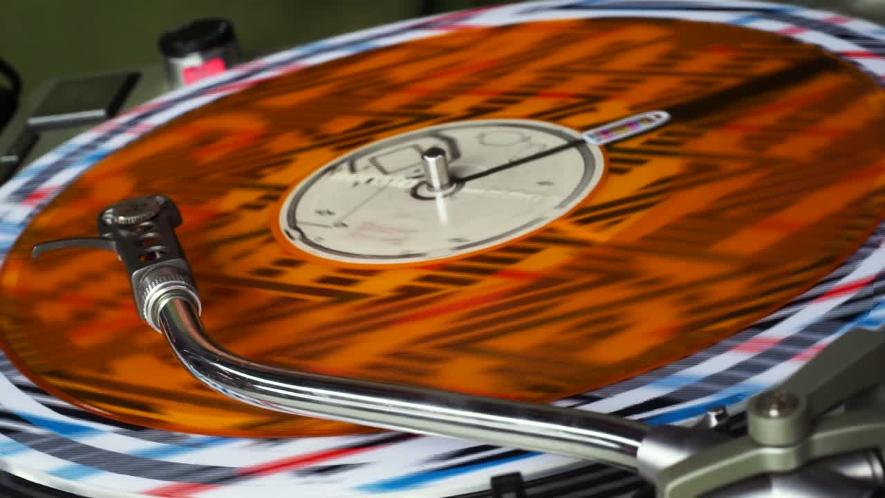 회전 테이블에 회전 비닐 레코드