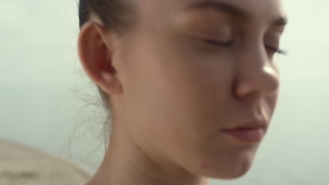 초상화 명상하는 소녀 앉아 녹색 언덕 가까이. 요가를 연습하는 여성.