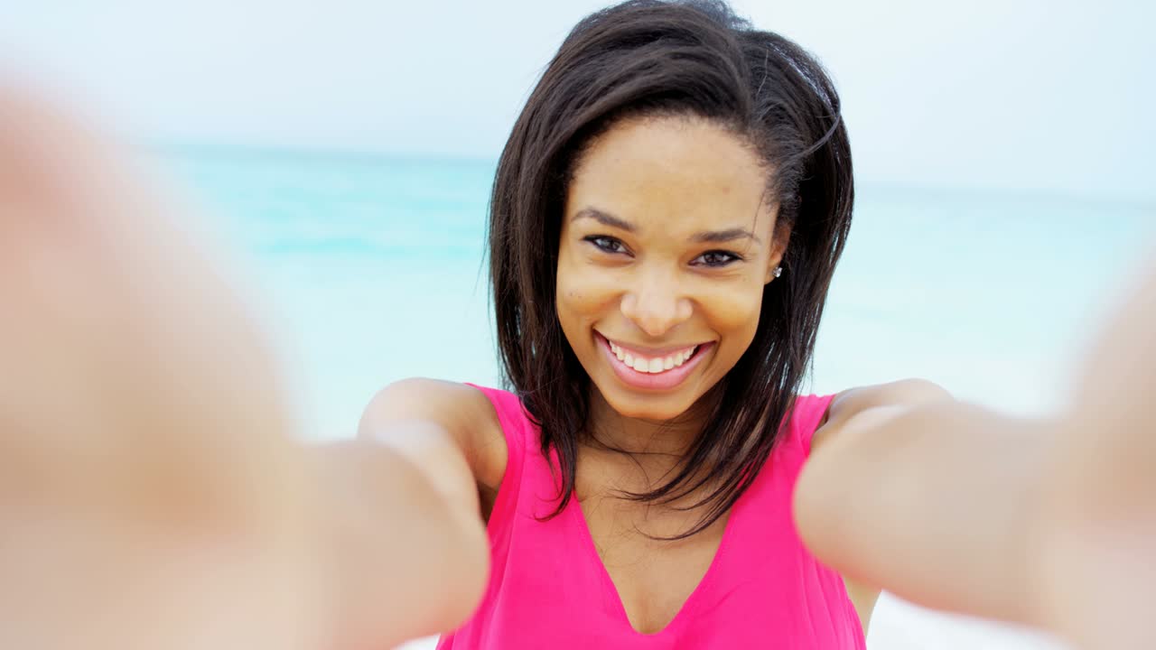 휴가 중 행복한 아프리카계 미국인 소녀의 초상화