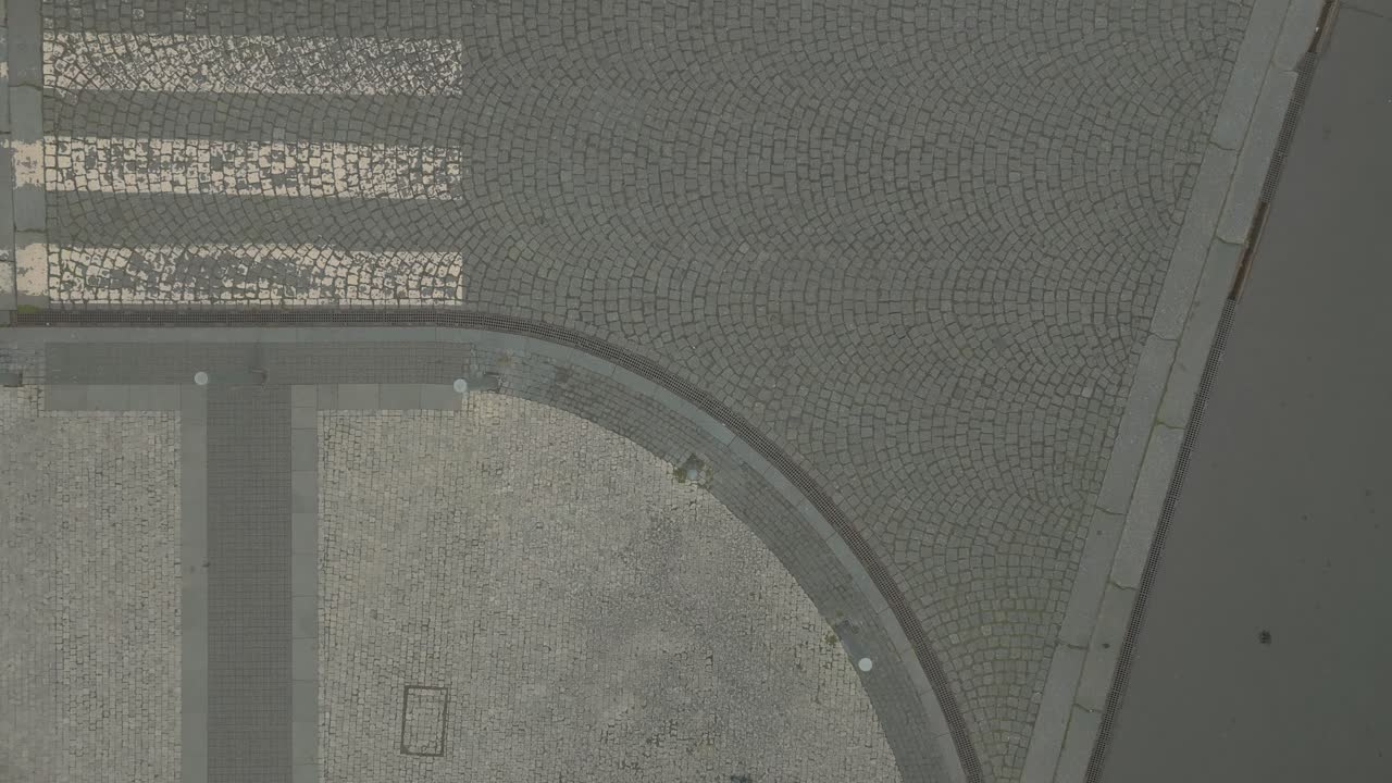 체코 공화국 프라하 의 거리 를 따라 주차 된 차 들 이 있는 도시 건물 들 - 드론 비행 촬영