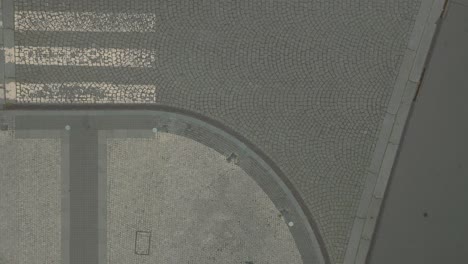 edificios de la ciudad con coches estacionados a lo largo de las calles en praga, república checa - disparo de avión no tripulado