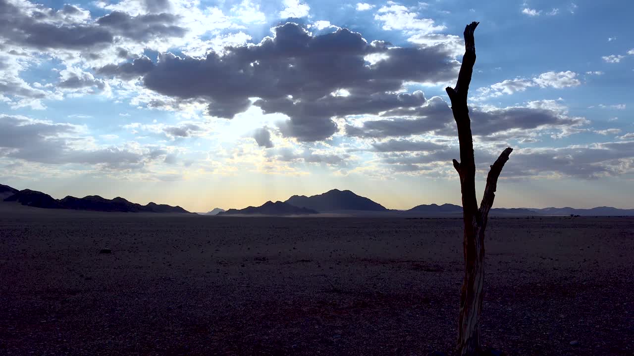 나미비아에서 일몰에 sossusvlei 근처 namib 사막을 가로질러 이동하는 구름의 아름다운 시간 경과
