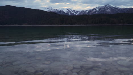 Ruhig-Ruhig-Eibsee-Transparent-Plätscherndes-Wasser-Unter-Alpen-Wald-Gebirge-Bayern