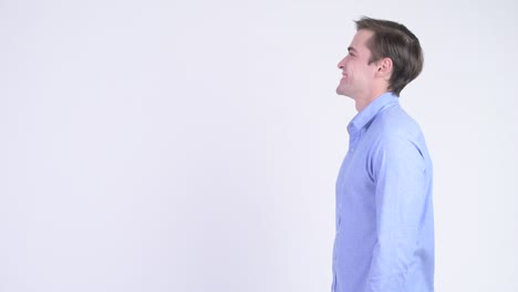 vista de perfil de un joven feliz y guapo hombre de negocios sonriendo