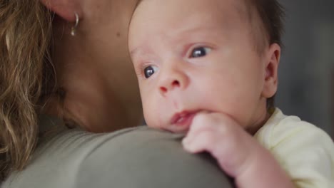 video de una madre caucásica sosteniendo y abrazando a un bebé recién nacido