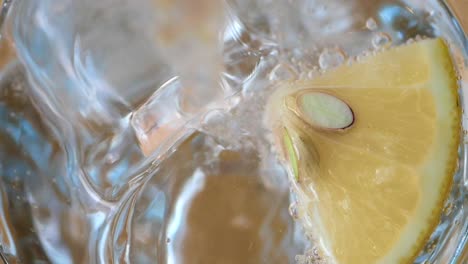 agua refrescante de limón helado con burbujas