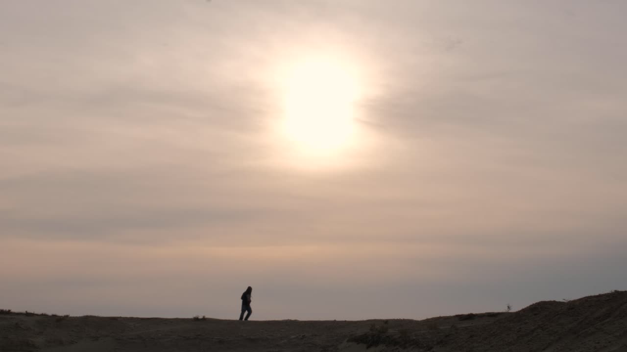 toma extrema de un hombre corriendo por el desierto al atardecer