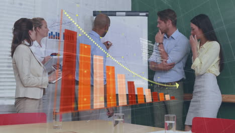 Animation-Eines-Pfeils-Auf-Einem-Fallenden-Diagramm,-Verschiedene-Kollegen-Diskutieren-Strategie-Auf-Dem-Whiteboard