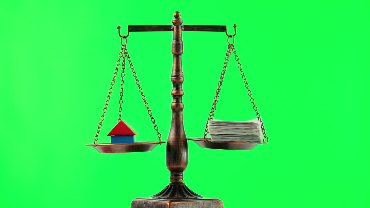 escala, dinero y casa en una pantalla verde