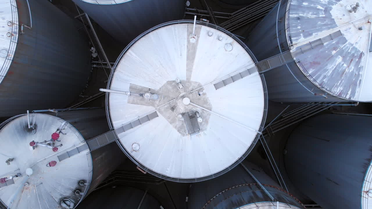 tanques de aceite desde arriba en un giro de cabeza 30fps 4k y