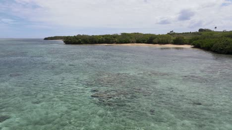 Impresionante-Costa-De-Fiji,-Caracterizada-Por-Prístinas-Extensiones-De-Costas-Arenosas,-Aguas-Cristalinas-Y-Vibrantes-Arrecifes-De-Coral.