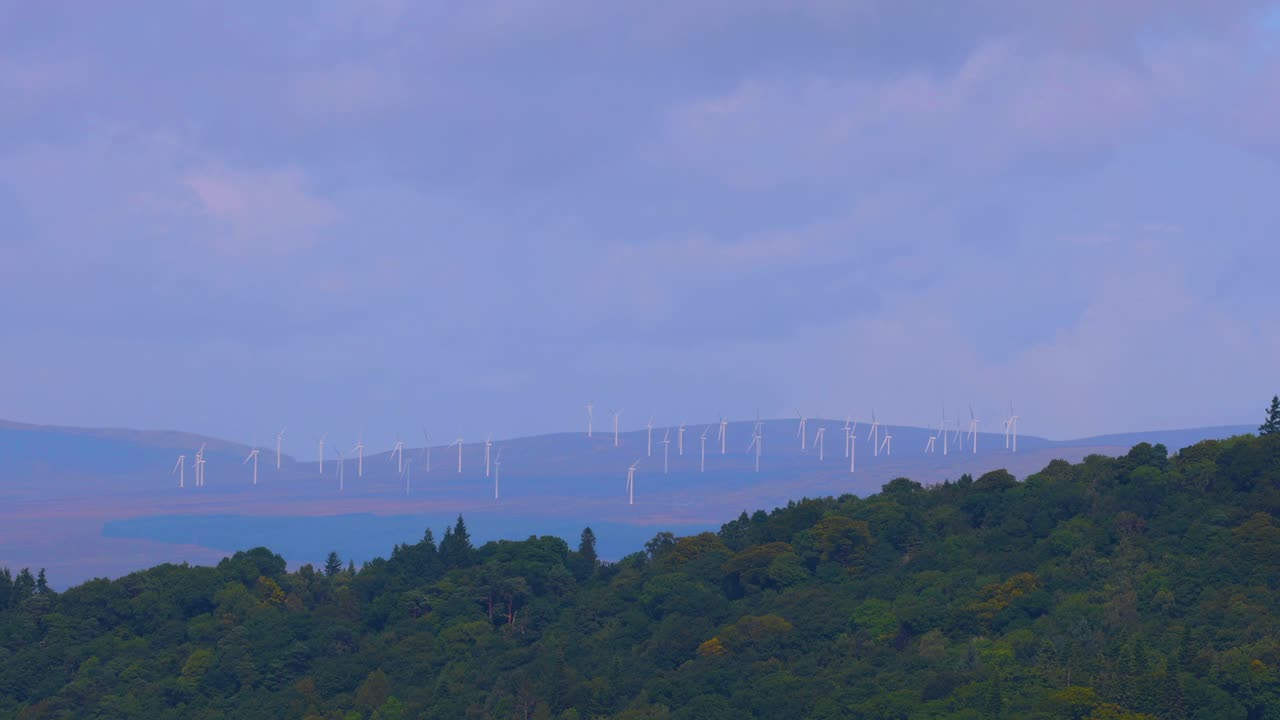 푸른 언덕 위 에서 볼 수 있는 풍력 터빈
