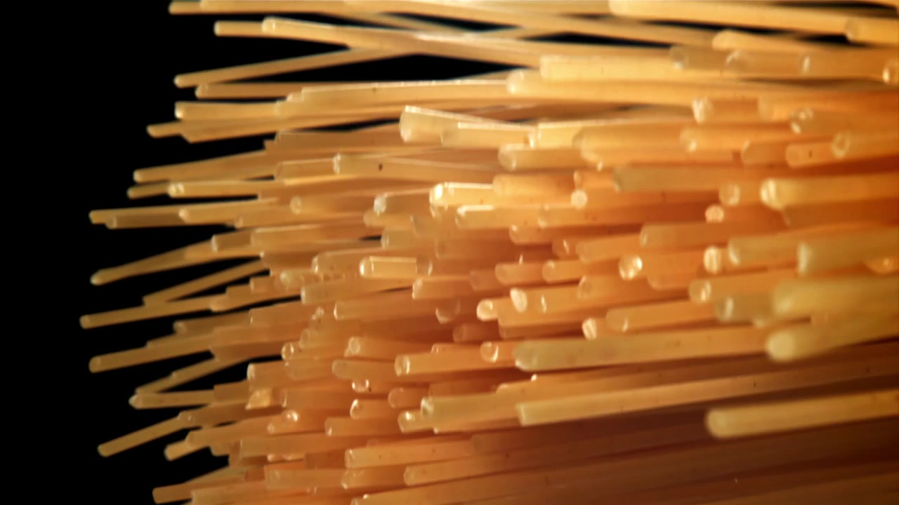 Primo piano di spaghetti crudi su sfondo nero