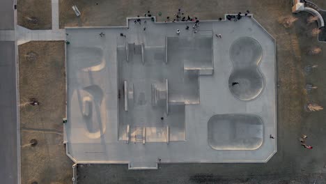 vista aérea de pájaro de niños jugando en el parque de patinaje