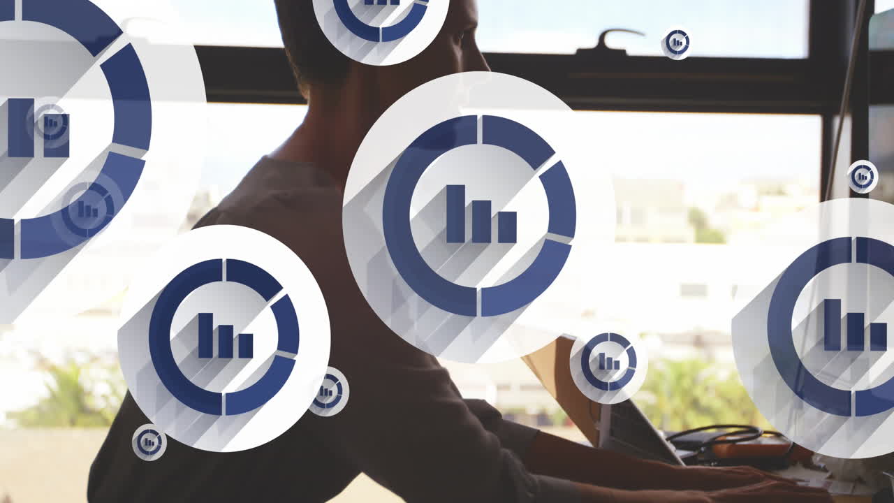 animación del icono del gráfico en círculos sobre el cabello corto mujer caucásica trabajando en la computadora en la oficina